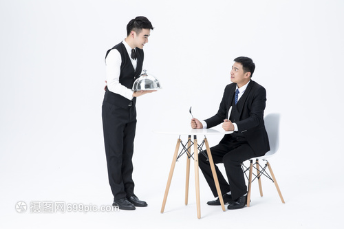 男性服務員上菜