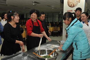 餐飲服務中心組織貧困學生 包餃子 迎新年