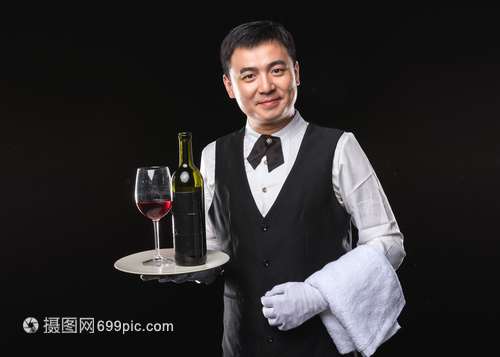 男服務生紅酒服務