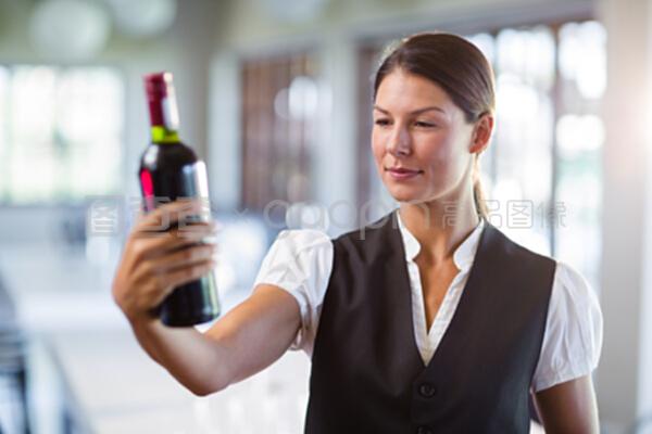 端著酒瓶的服務員
